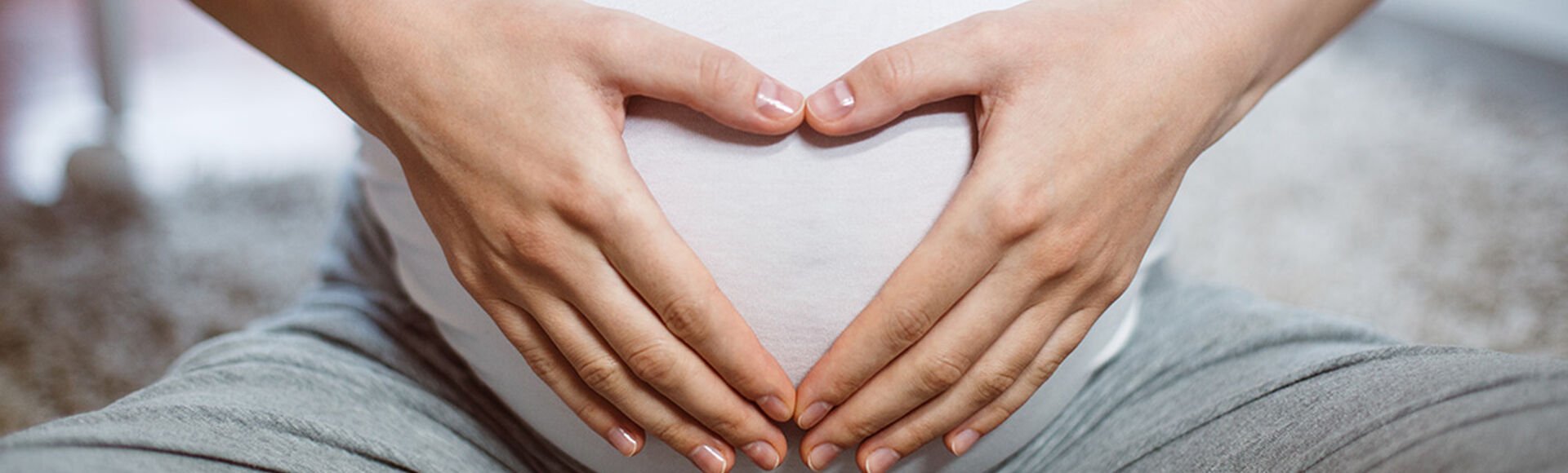 ¿Qué color es el flujo de una mujer embarazada?  | Más Abrazos by Huggies