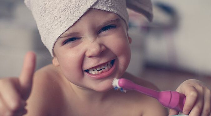 Niña pequeña se lava los dientes