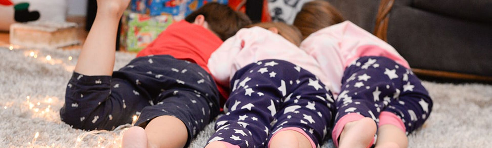 Niños acostados con el mismo pantalón de pijama