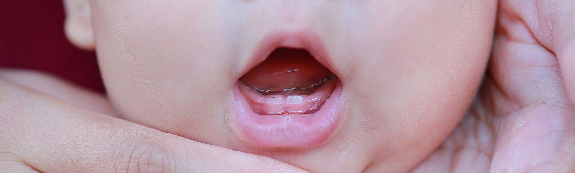 Bebé rechina los dientes